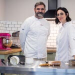 Ellos elaboran tartas de queso ecológico y local