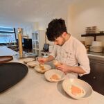 Andrés Rengel, en Nostre, elaborando un plato