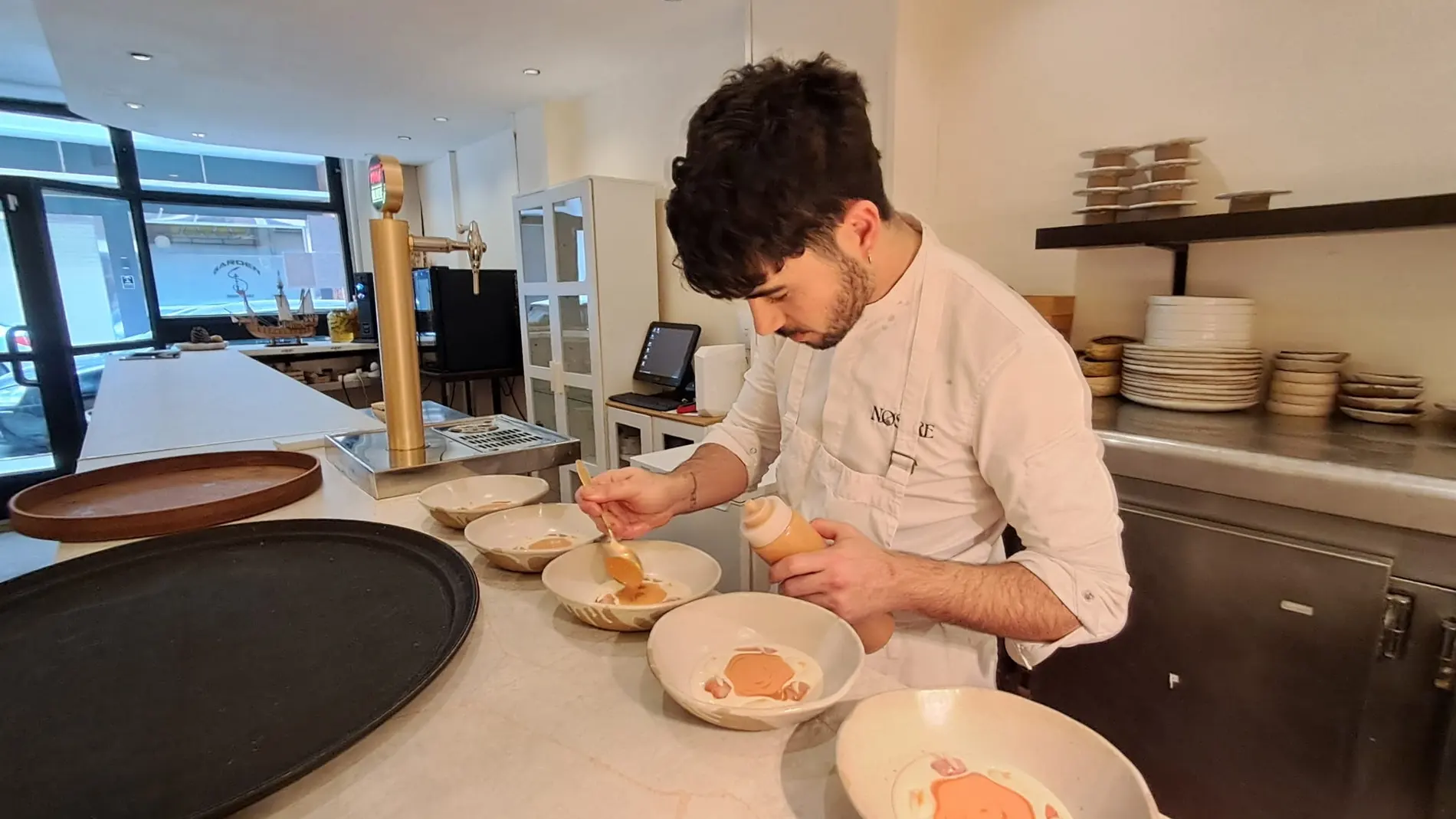 Andrés Rengel, en Nostre, elaborando un plato