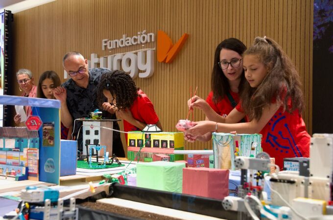 Las mujeres y las niñas juegan un papel esencial en la ciencia y la tecnología