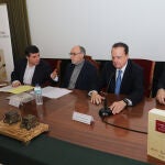 Mesa redonda con el presidente del Consejo de Cuentas de Castilla y León, Mario Amilivia(2D); el catedrático de Derecho Constitucional de la Universidad de Valladolid, Juan María Bilbao Ubillos(D); y el consejero del Consejo Consultivo Francisco Ramos(2I), que modera Alberto Abascal(I), del Diario Palentino