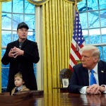 Elon Musk, acompañado de su hijo X, en el Despacho Oval con Donald Trump