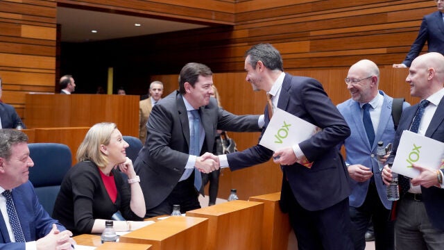 El nuevo portavoz parlamentario de Vox, David Hierro, saluda al jefe del Ejecutivo al entrar al hemiciclo, en presencia de Blanco y González Gago