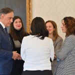 El alcalde de Salamanca, Carlos García Carbayo, recibe a la Asociación de Mujeres Investigadoras y Tecnólogas (AMIT) de Castilla y León