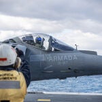 Un operario da indicaciones al piloto de un Harrier justo antes de su despegue desde el LHD Juan Carlos I