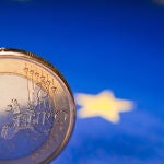 La mayor parte de los países de la Unión Europea tienen el euro como moneda oficial, mientras que otros estados ajenos también disponen de esta divisa