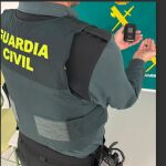 Un agente, con uno de los aparatos que se han incautado