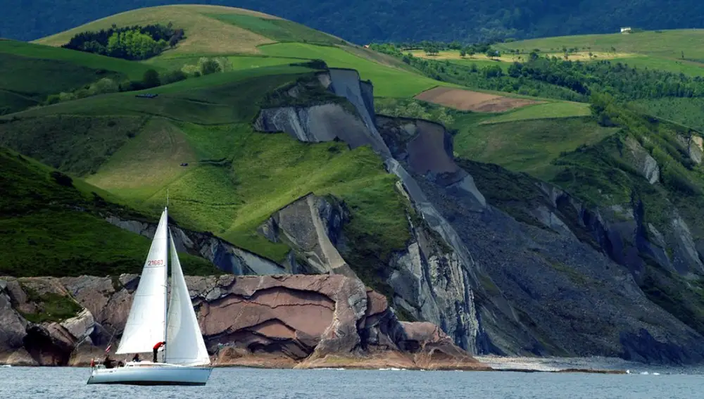 La costa de Zimaia es un bello mosaico de contrastes
