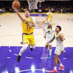 Doncic se dispone a anotar una bandeja en su debut con los Lakers