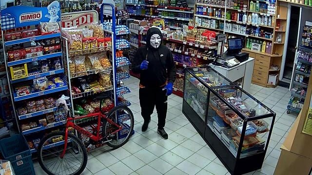 Sucesos.- La Guardia Civil detiene a dos varones por atracar presuntamente un supermercado en Murcia y herir al empleado
