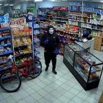 Sucesos.- La Guardia Civil detiene a dos varones por atracar presuntamente un supermercado en Murcia y herir al empleado