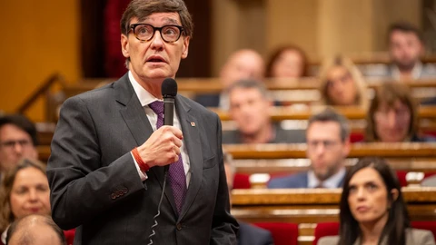 El presidente de la Generalitat, Salvador Illa, interviene en la sesión de control al Govern en el Parlament