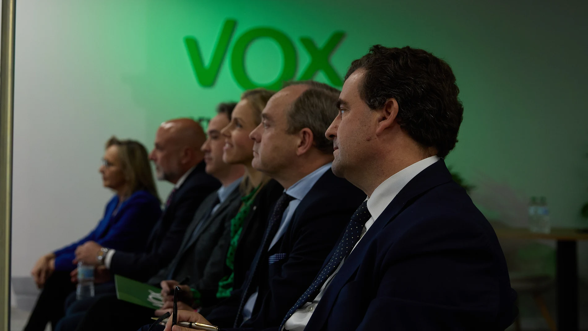 (I-D) Los concejales de Vox, Maite López; Gonzalo López Pretel; Jesús Albiol; Cristina Peláez; Fernando Martínez-Acitores, y Ricardo Chamorro, durante una rueda de prensa, en la sede de VOX, a 12 de febrero de 2025, en Madrid (España). Durante la rueda de prensa, los concejales de VOX en los diferentes Ayuntamientos de España donde VOX gobierna, han explicado los logros de sus grupos municipales en materia presupuestaria. 12 FEBRERO 2025 Jesús Hellín / Europa Press 12/02/2025