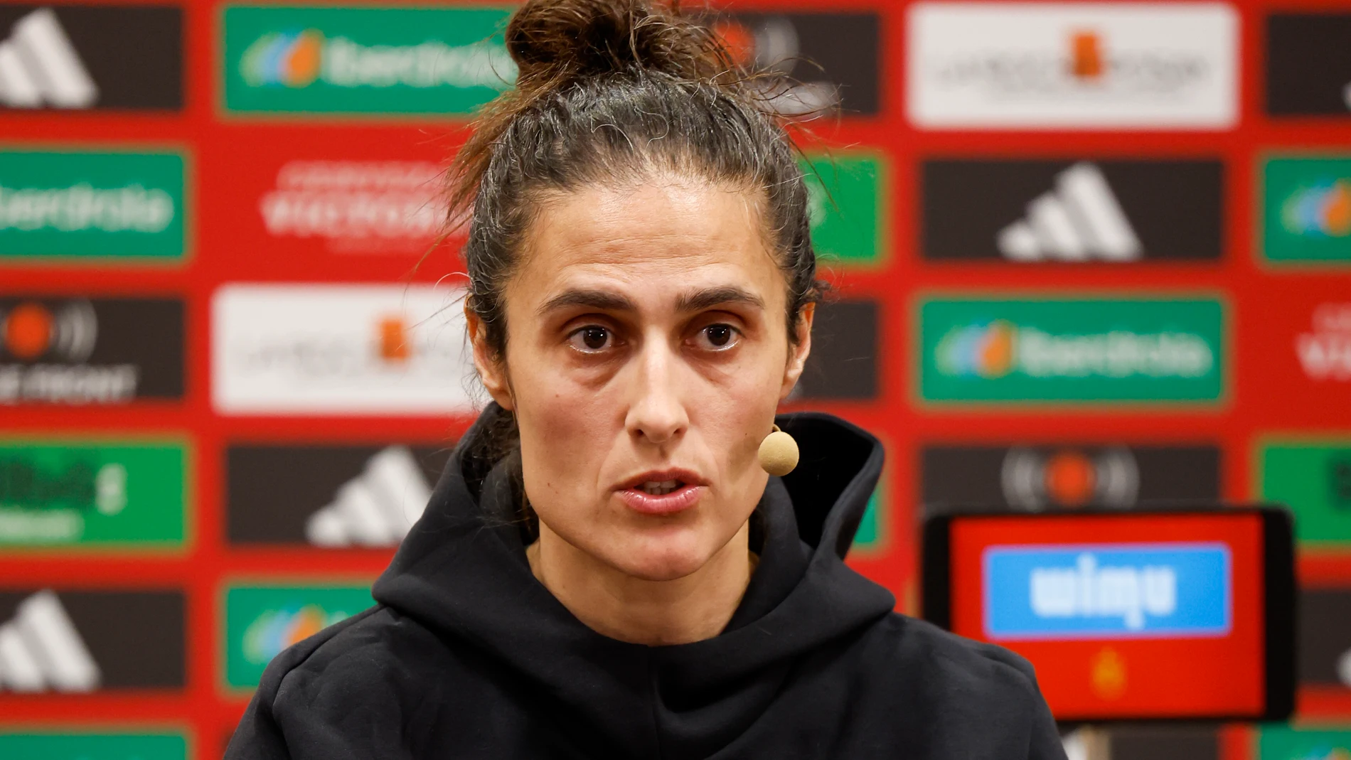 GRAFCVA5388. PAIPORTA (VALENCIA), 12/02/2025.- La seleccionadora nacional Montse Tomé anuncia en el Colegio Ausiàs March de Paiporta, uno de los más afectados por la dana, la lista de internacionales convocadas para los partidos de la fase de grupos de la Liga de Naciones contra Bélgica del 21 de febrero en el Ciutat de València y contra Inglaterra el 26 en Wembley, en los que España comenzará la defensa del título. EFE/Ana Escobar
