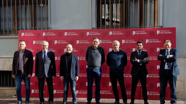 Los galardonados con los Premios Rei Jaume I 2024, Antonio Acín (Investigación Básica), Francisco Pérez (Economía), Xavier Trepat (Investigación Biomédica), Sergio M. Vicente-Serrano (Protección del Medio Ambiente), Luis Serrano (Nuevas Tecnologías), Víctor Amarnani (Emprendedor), y Jordi Sunyer (Investigación Clínica y Salud Pública), y el secretario y presidente ejecutivo de la Fundación Valenciana Premios Rei Jaume I, Javier Quesada (izq-dcha), 
