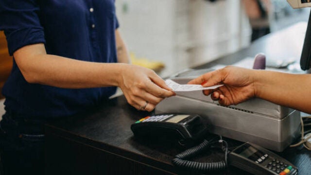 Una experta explica por qué no debes dar tu código postal al comprar