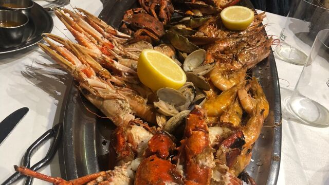 La marisquería asturiana donde te sirven las parrilladas más brutales que no te podrás terminar