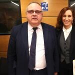 El consejero de Sanidad, Alejandro Vázquez Ramos,junto a la ministra de Sanidad, Monica García, en el pleno de la Comisión de Recursos Humanos del Sistema Nacional de Salud.