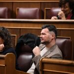 Rufián insta al PSOE a "dejar de cagarla" tras el choque con Sumar y los socios por el SMI y Sánchez presume de gestión