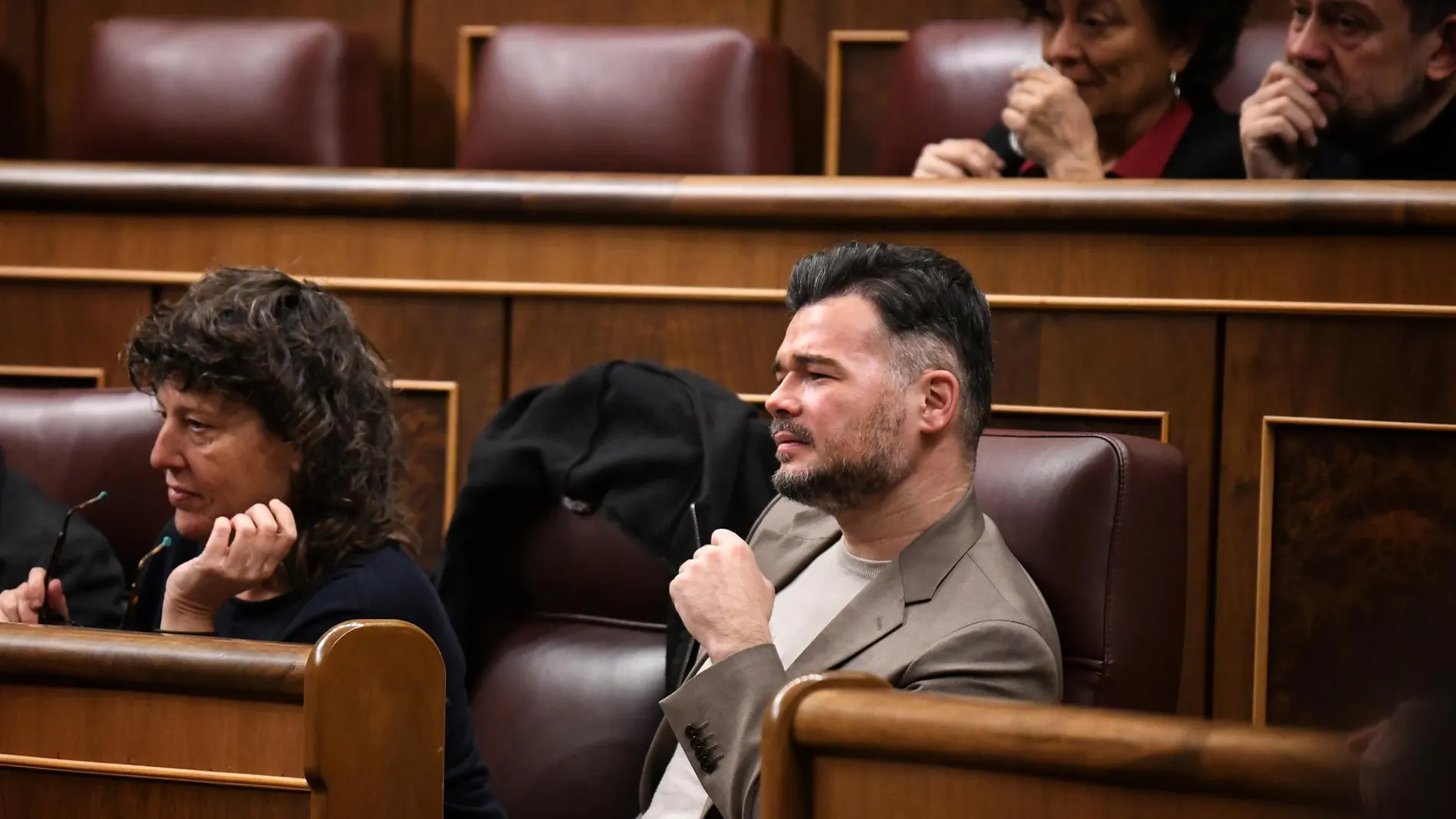 Rufián insta al PSOE a "dejar de cagarla" tras el choque con Sumar y los socios por el SMI y Sánchez presume de gestión