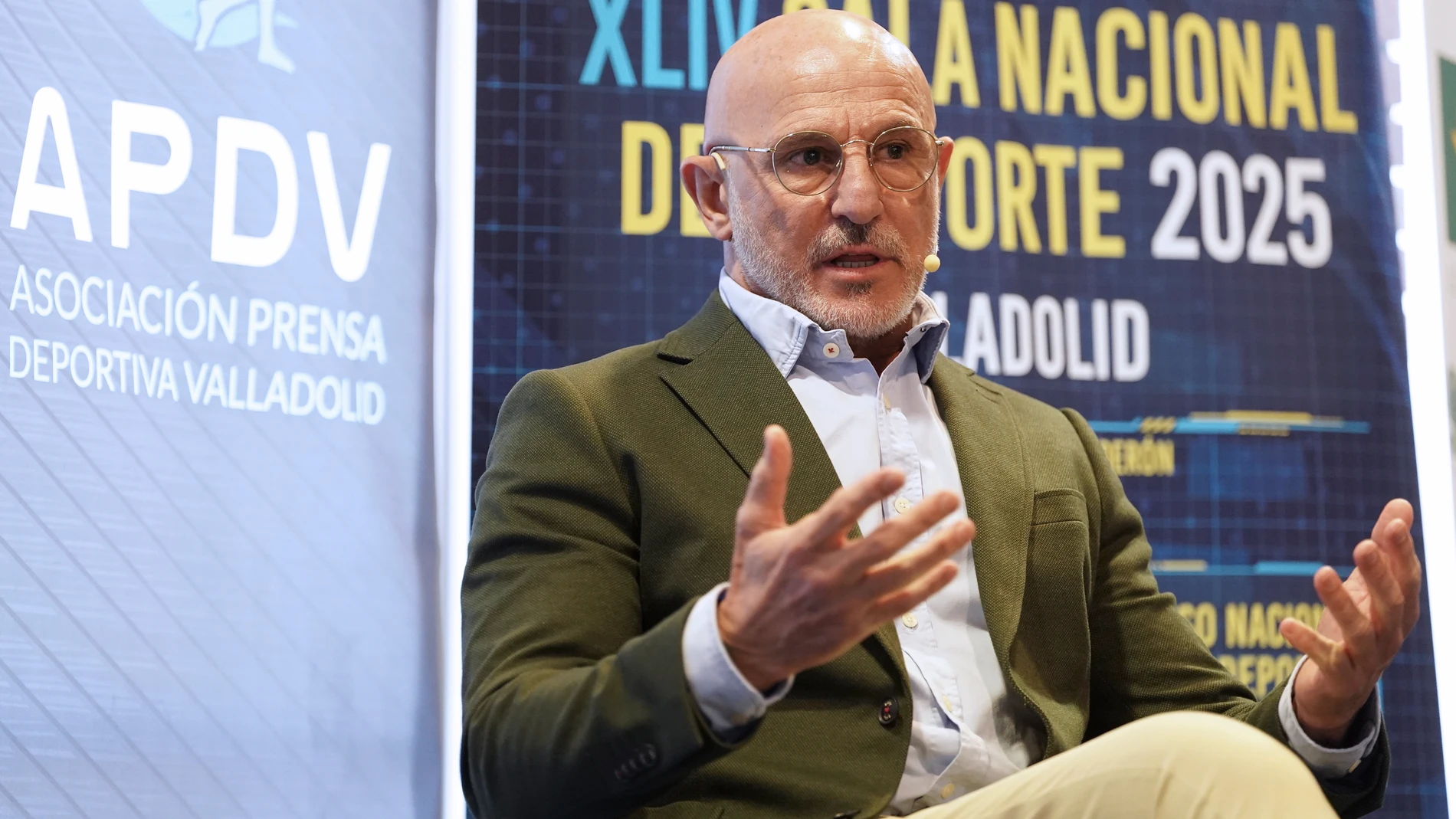 VALLADOLID, 12/02/2025.-El seleccionador nacional de fútbol, Luis de la Fuente, protagoniza los Desayunos de la APDV, organizados por la Asociación de la Prensa Deportiva de Valladolid, este miércoles en Valladolid.- EFE/ Nacho Gallego