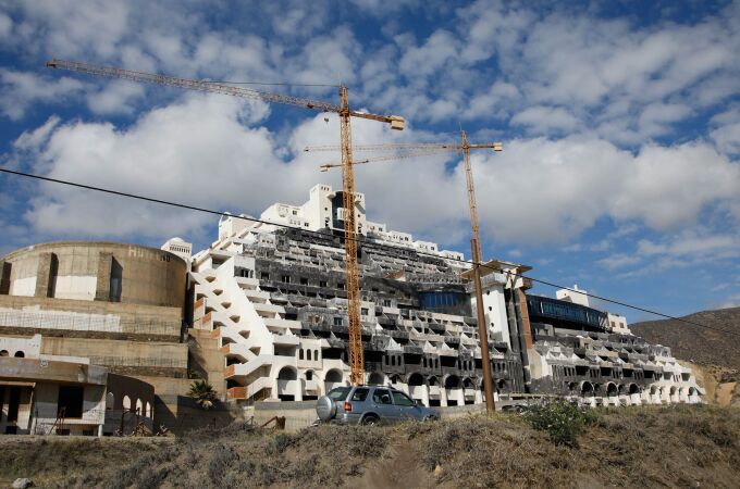 Aspecto que presenta actualmente el hotel El Algarrobico, en Carboneras (Almería), cuyo derribo planea el Gobierno