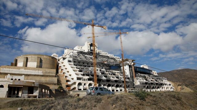 Aspecto que presenta actualmente el hotel El Algarrobico, en Carboneras (Almería), cuyo derribo planea el Gobierno