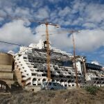 Aspecto que presenta actualmente el hotel El Algarrobico, en Carboneras (Almería), cuyo derribo planea el Gobierno