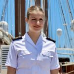 La Princesa Leonor posa frente al puerto de Salvador de Bahía, Brasil