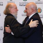 El alcalde de Valladolid, Jesús Julio Carnero, abraza a Joaquín Díaz