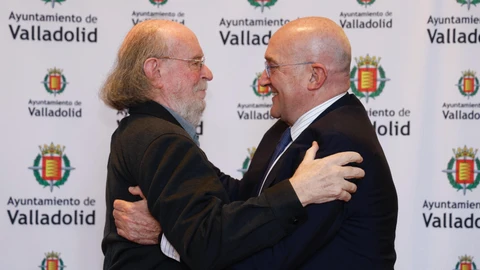 El alcalde de Valladolid, Jesús Julio Carnero, abraza a Joaquín Díaz