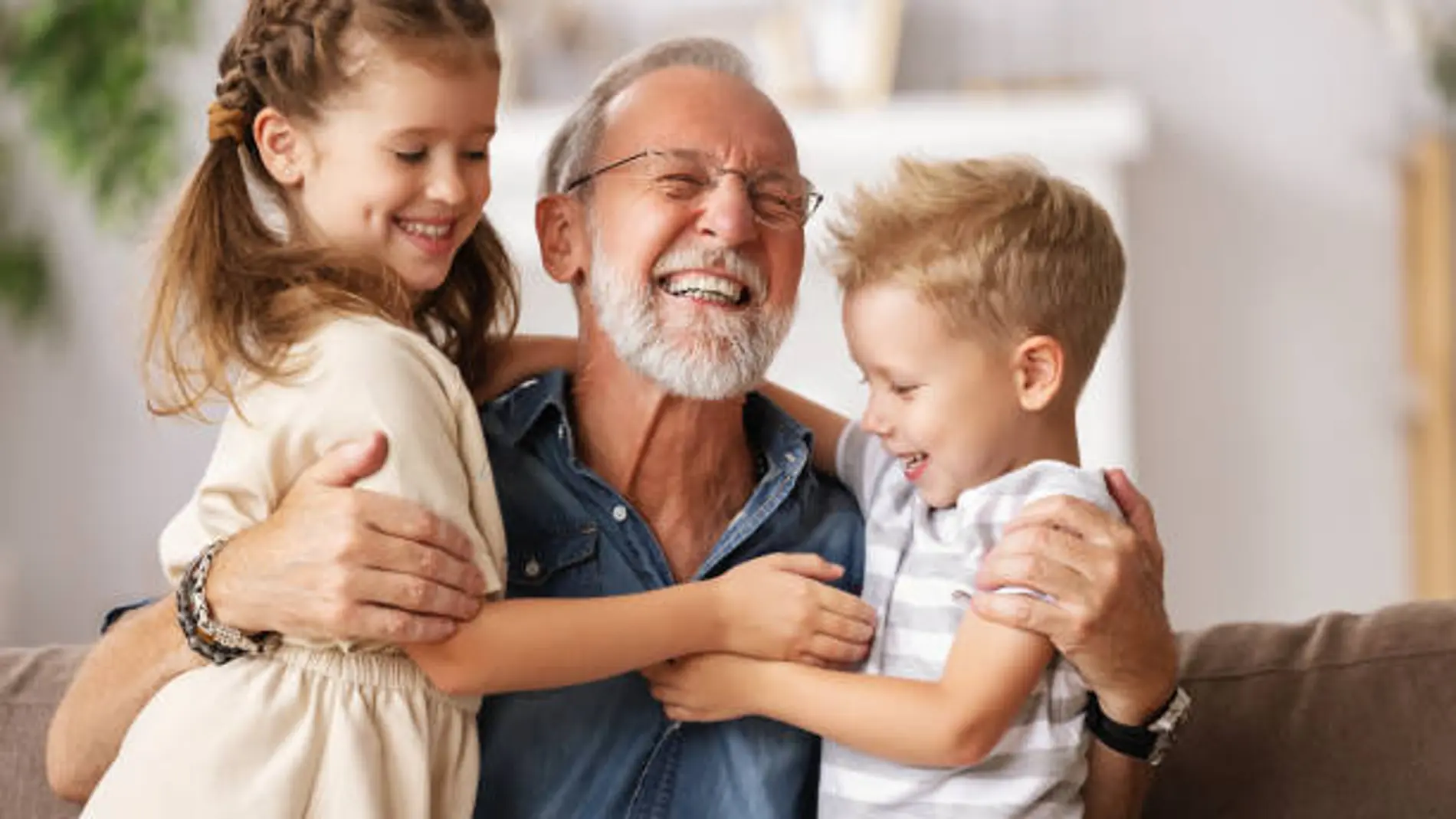 ¿Qué hacen realmente los abuelos cuando cuidan a sus nietos? Un estudio