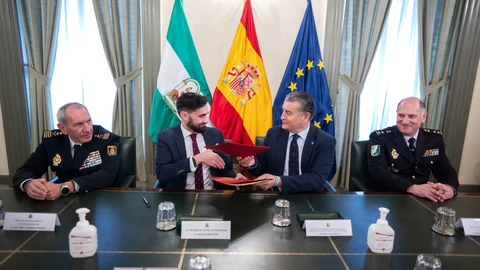El consejero de la Presidencia, Interior, Diálogo Social y Simplificación Administrativa, Antonio Sanz, y el secretario de Estado de Seguridad, Rafael Pérez, firman en el Ministerio del Interior un convenio para dotar de efectivos a la Policía Adscrita.