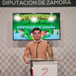 El diputado de de Juventud y Deportes de la Diputación de Zamora, Juan del Canto Sevillano, presenta el campamento