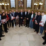 El alcalde de Valladolid, Jesús Julio Carnero, junto a las familias de Luis Arias y Vicente Ballester, y los responsables de las radio de la ciudad