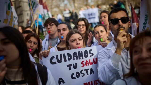 Los sindicatos médicos se manifiestan este jueves ante el Ministerio de Sanidad para exigir un estatuto propio