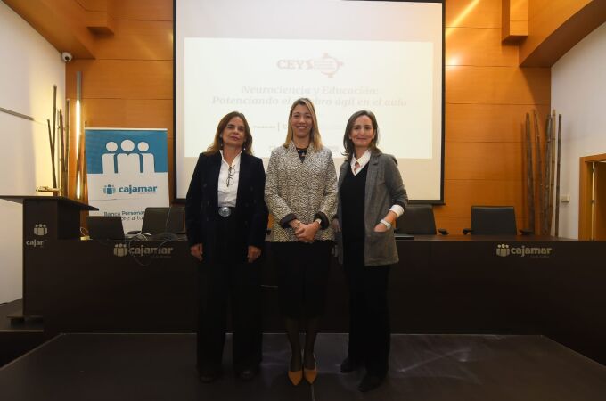 La profesora en Neurociencia Elena Gallardo-Morillo antes de la conferencia
