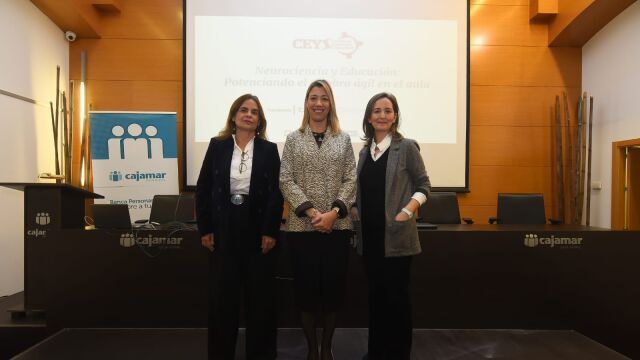 La profesora en Neurociencia Elena Gallardo-Morillo antes de la conferencia