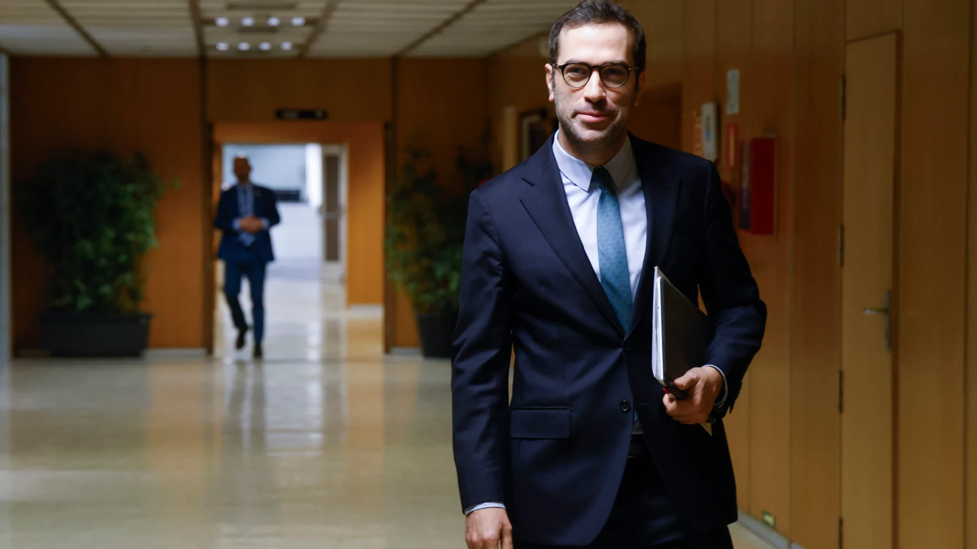 MADRID, 13/02/2025.- El ministro de Economía, Carlos Cuerpo, a su llegada a la primera reunión del Consejo de Finanzas Sostenibles, órgano de colaboración público privada que forma parte de las acciones incluidas en el Libro Verde de Finanzas Sostenibles, este jueves en el Ministerio de Economía. EFE/Blanca Millez