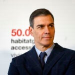 Pedro Sánchez visita una promoción de pisos de alquiler social