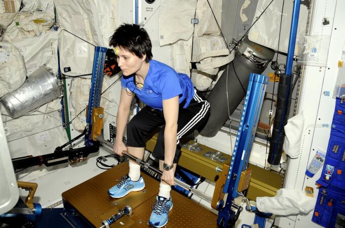 La astronauta Samantha Cristoforetti realizando ejercicios de fuerza en el espacio.