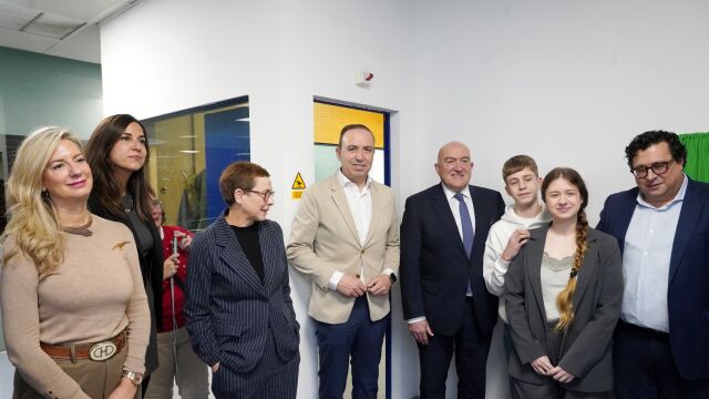 La mujer e hijos de Vicente Ballester en el homenaje junto a Luis Cayón, el alcalde Jesús Julio Carnero, Blanca Jiménez, Irene Carvajal, y el vicepresidente de la Diputación, Víctor Alonso