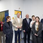 La mujer e hijos de Vicente Ballester en el homenaje junto a Luis Cayón, el alcalde Jesús Julio Carnero, Blanca Jiménez, Irene Carvajal, y el vicepresidente de la Diputación, Víctor Alonso