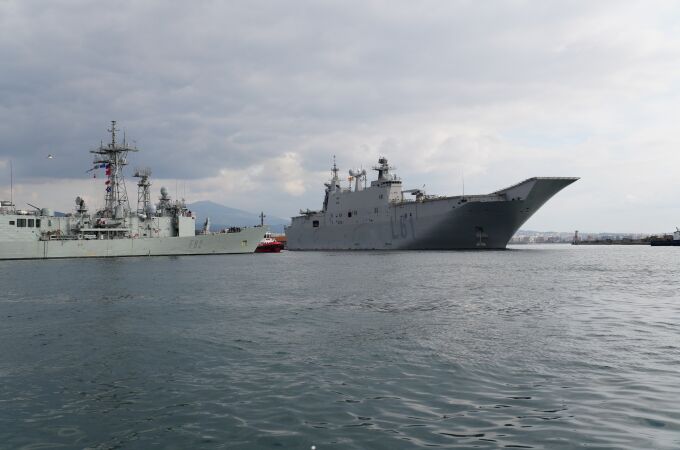 El portaaeronaves Juan Carlos I y una fragata de la Armada en el Steadfast Dart 25 