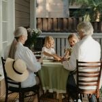 Un reconocido pediatra explica la teoría de la abuela: "Es normal que algunos padres sientan celos o frustración..."