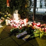 Flores y velas en un memorial por las víctimas del atropello en el centro de Múnich