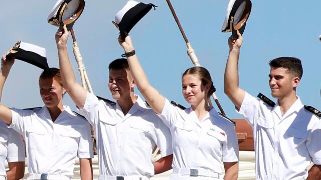 La Princesa Leonor, recibida junto al 'Juan Sebastián Elcano' al son de la batucada en Salvador de Bahía