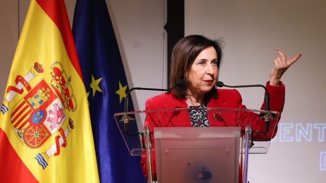 Robles visita las instalaciones de Hisdesat Centro de Control de Satélites 