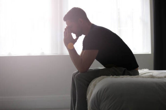 Así son las personas que les gusta rezar antes de dormir, según la psicología