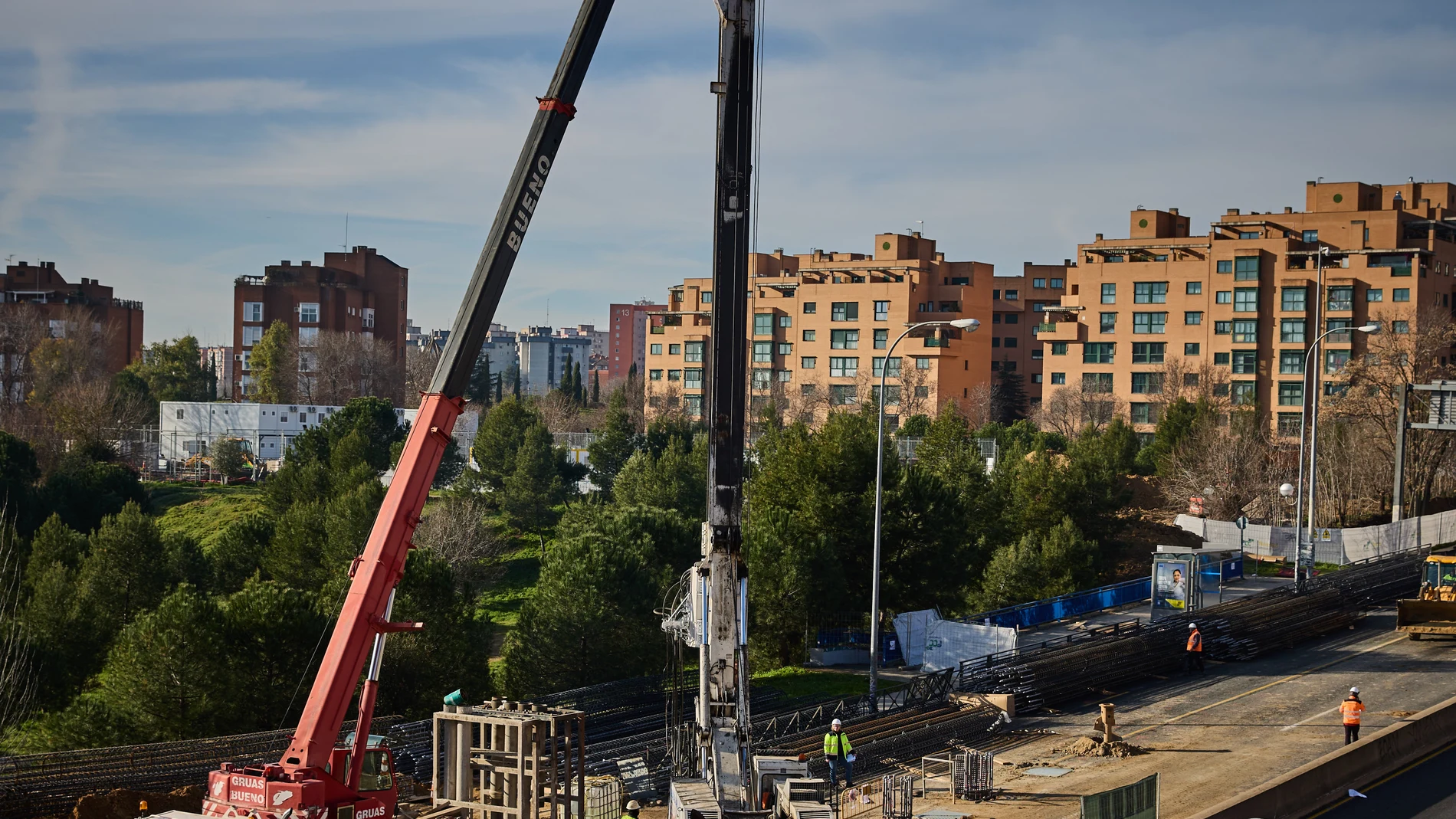 Obras de soterramiento de la autovía A5. Las pilotadoras ya perforan la A-5 para crear bajo tierra el esqueleto del futuro túnel. Estas máquinas son las encargadas de llevar a cabo el primer paso para convertir los ocho carriles de la autovía en un túnel. Una vez finalizada esta fase, se podrá comenzar la excavación del paso subterráneo © Alberto R. Roldán / Diario La Razón. 14 02 2025